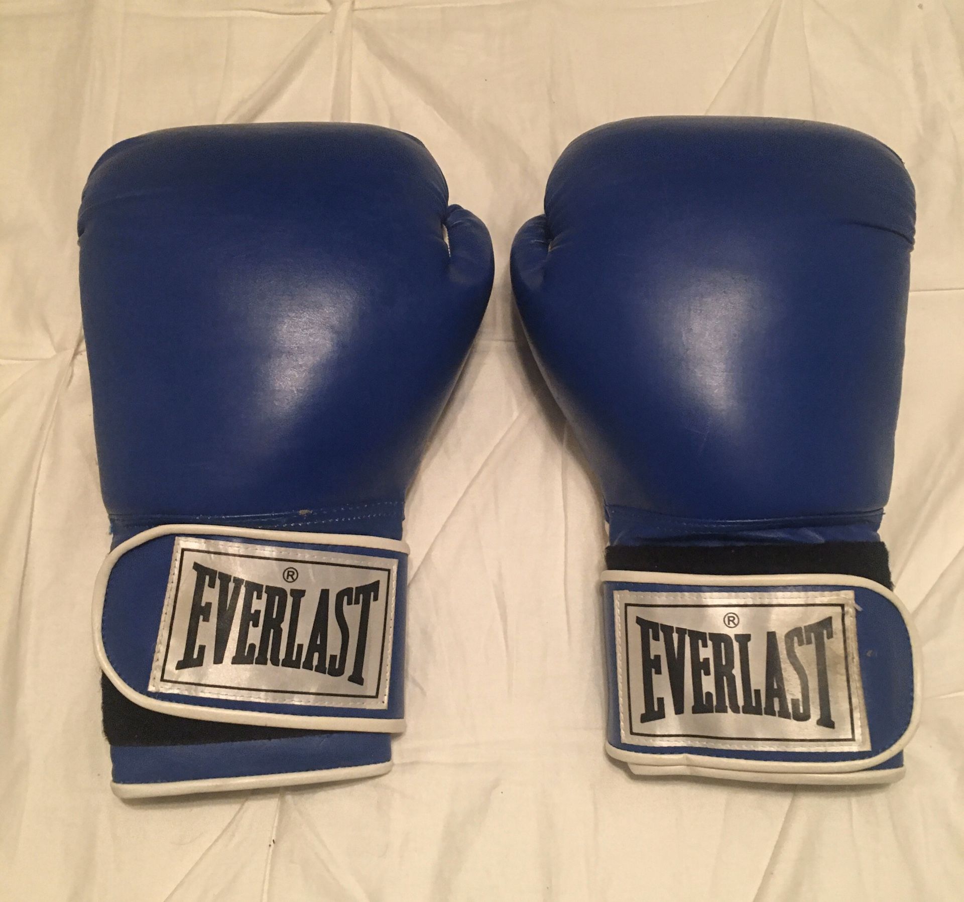 Everlast 16 Ounce Boxing Gloves Blue/White EXCELLENT Condition.