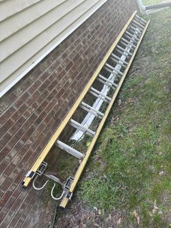 28 Ft Ladder With Gutter Hooks And Corner Brace