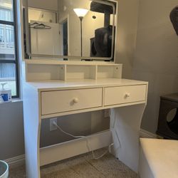 Makeup Table With Mirror And Vanity Lighting
