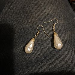 Ladies Pearl earrings
