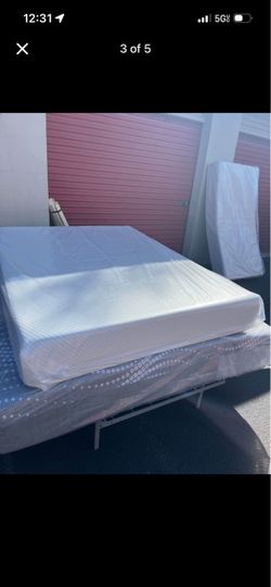 Brand Queen-size plush Memory foam mattress in plastic