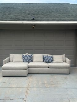 Crate & Barrel sectional-FREE DELIVERY 🚚