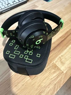 Beats Solo 4 Minecraft Edition Wireless Headphones￼