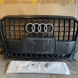Audi Q5 Factory Black Grill + OEM Floor Mats (2014–2017)
