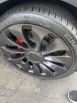 265/35/21 Tesla