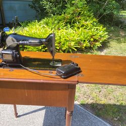 1948 Singer Sewing Machine With Accessories