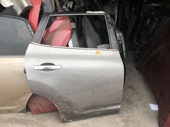 2008-2014 Nissan Rogue door pequeño golpesito abajo $170