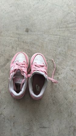 Tennis shoes