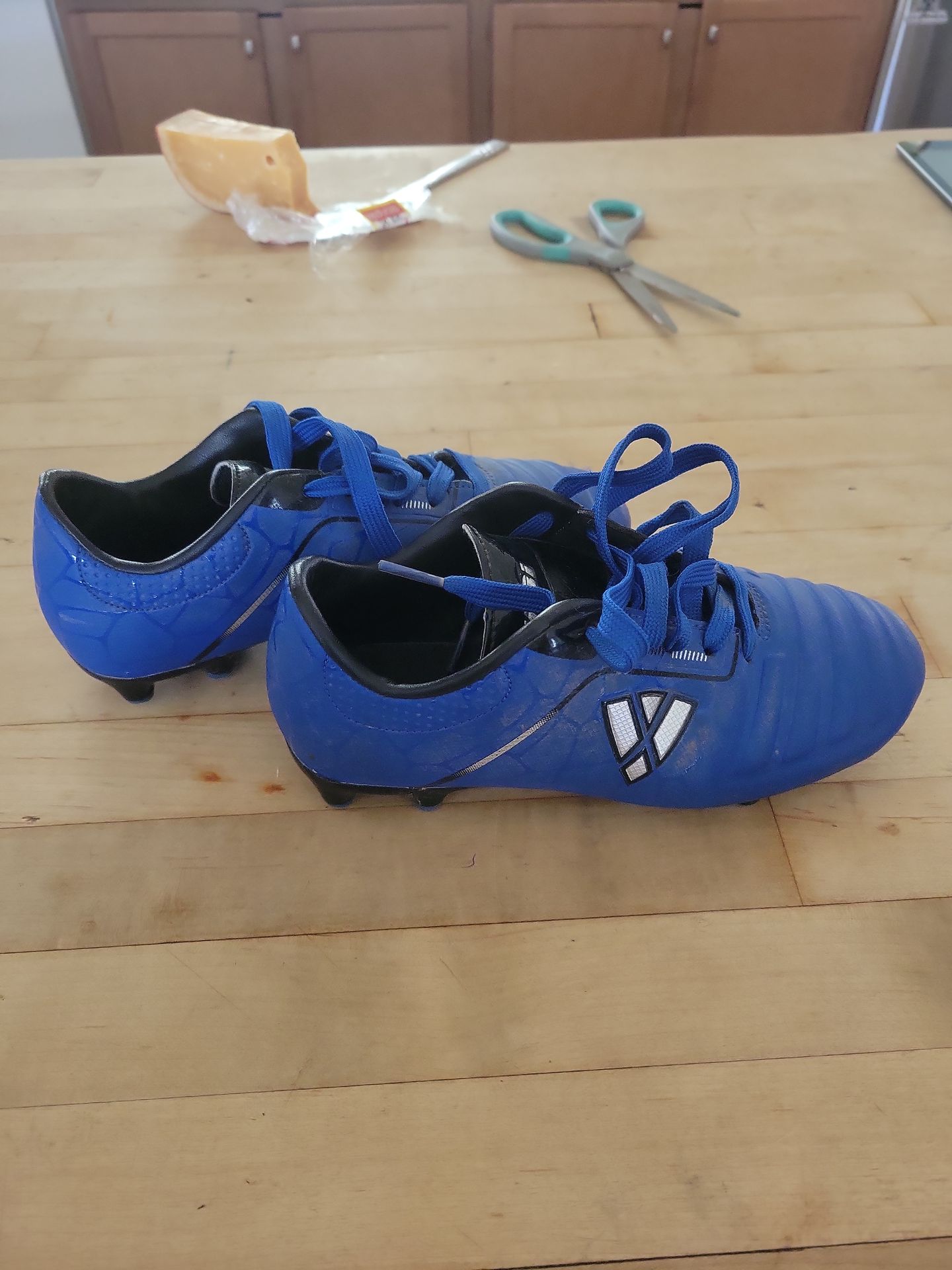 Kids soccer cleats size 1y