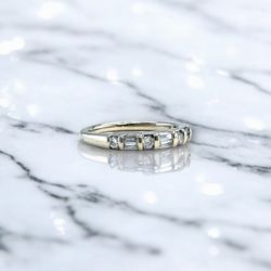 14kt 1.90g White Gold with Small Emerald/Round Cut Diamonds Ring.