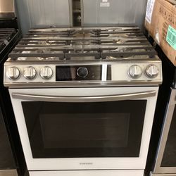 Samsung Bespoke 30 in. 5 Burners 6 cu.ft. AirFry Slide In Natural Gas Stove New Scratch And Dent 