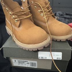 Size 3 Timberland Wheat - Great Condition - 30$ 