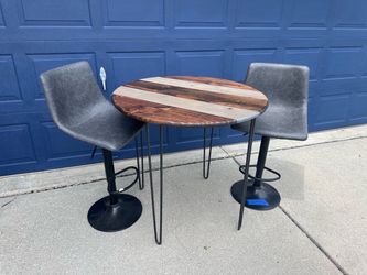 $125 table with 2 barstools