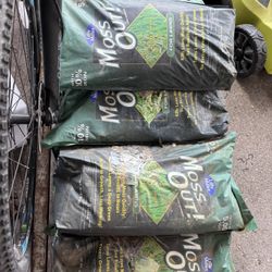 8 bags of Moss Out Moss Control Granules -20 lbs per bag 