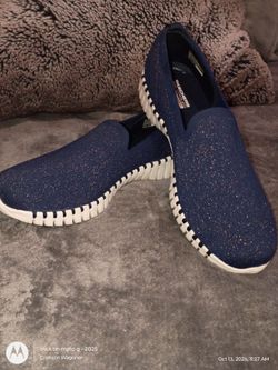 Women's Sketchers size 9