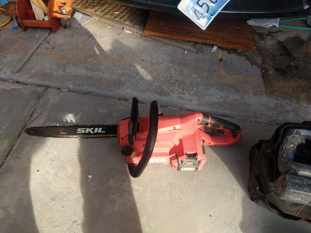 SKIL BATTERY POWERED CHAINSAW