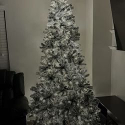 Brand New 7.5 Ft Christmas Tree 