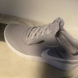 NIKE Boys gym shoes Size 2Y - $29.99 - NEW
