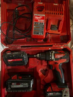 Milwauke drill and batteries set