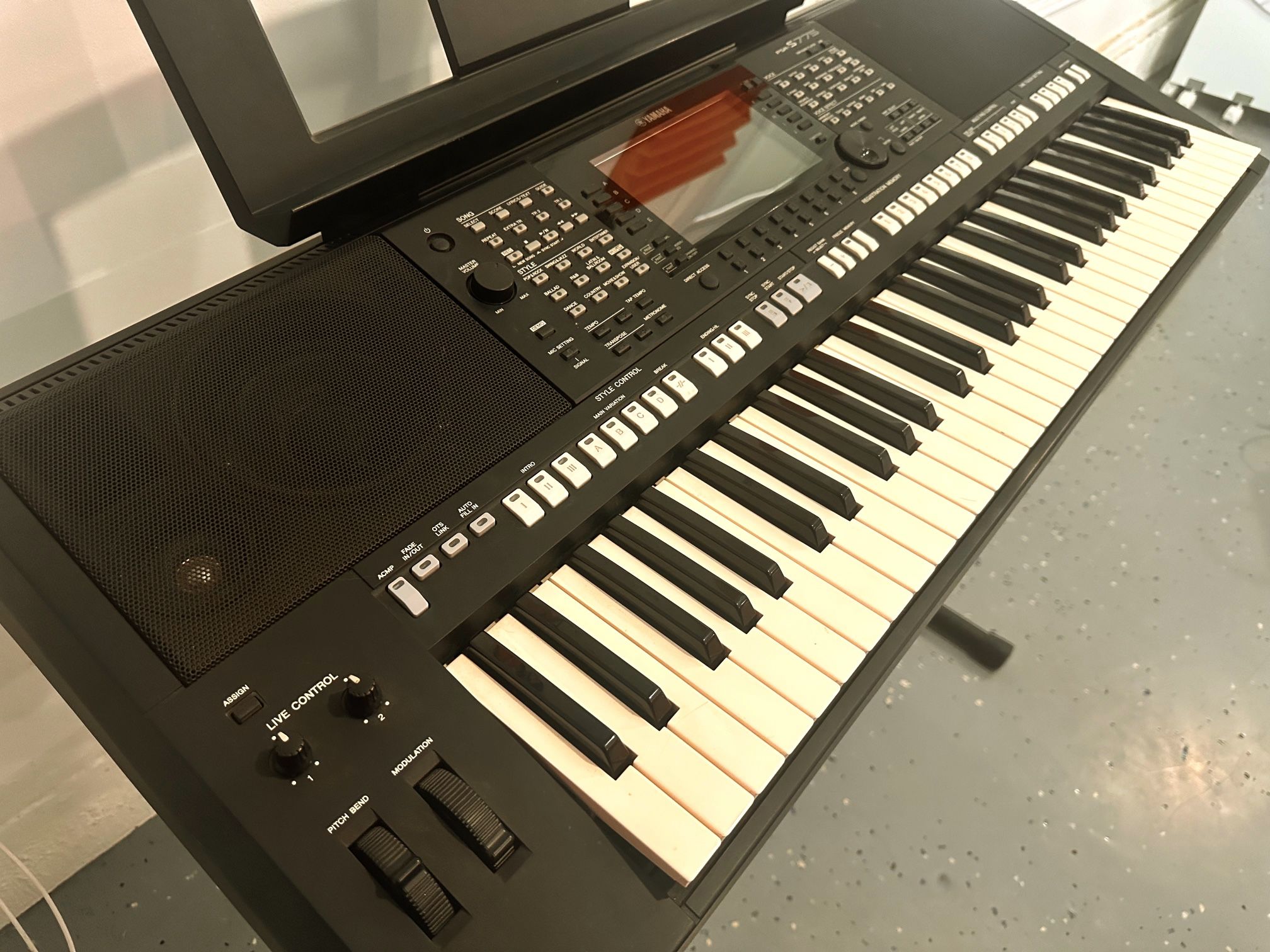 YAMAHA Psr-s775 61-Key Arranger Workstation Keyboard