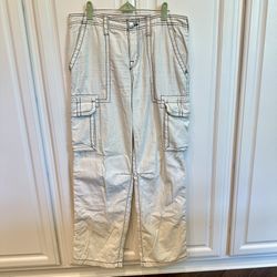 🤍 Nice white with brown stitching cargo pants by True Religion