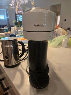 Nespresso Virtuo like new with milk frother