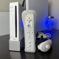White Nintendo Wii Console Bundle