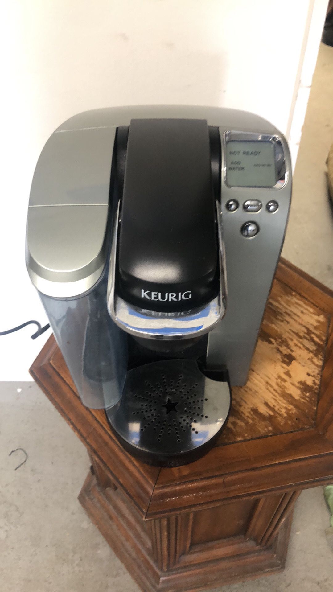 KEURIG COFFEE MAKER WORKS GREAT LIKE BRAND NEW