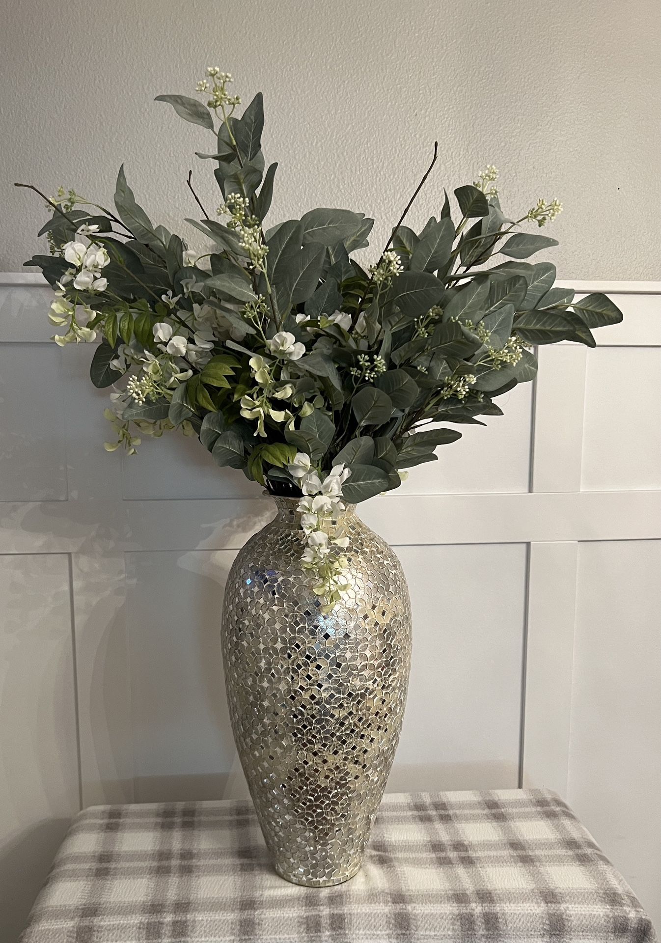 Impressive Mirrored Vase with Premium Flowers