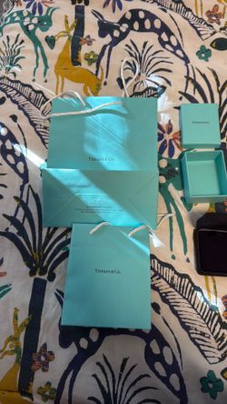 TIFFANY & CO. Bagas and boxes