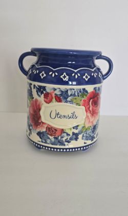 The Pioneer Woman💐⚘️🦋🌹 Heritage Floral Utensil Holder Stoneware 2020.
$22 
⚘️EXCELLENT PRE-OWNED CONDITION. No Chips No Breaks No Cracks. 
⚘️Slide 