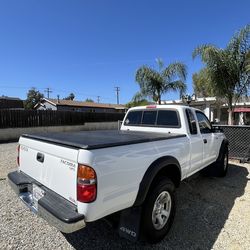 2004 Toyota Tacoma tonneau cover