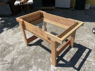 Soil sifting screen with legs and high sides