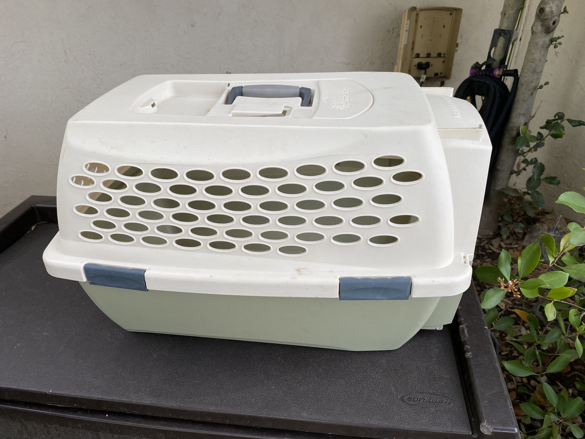 Cat / Dog Carry Kennel