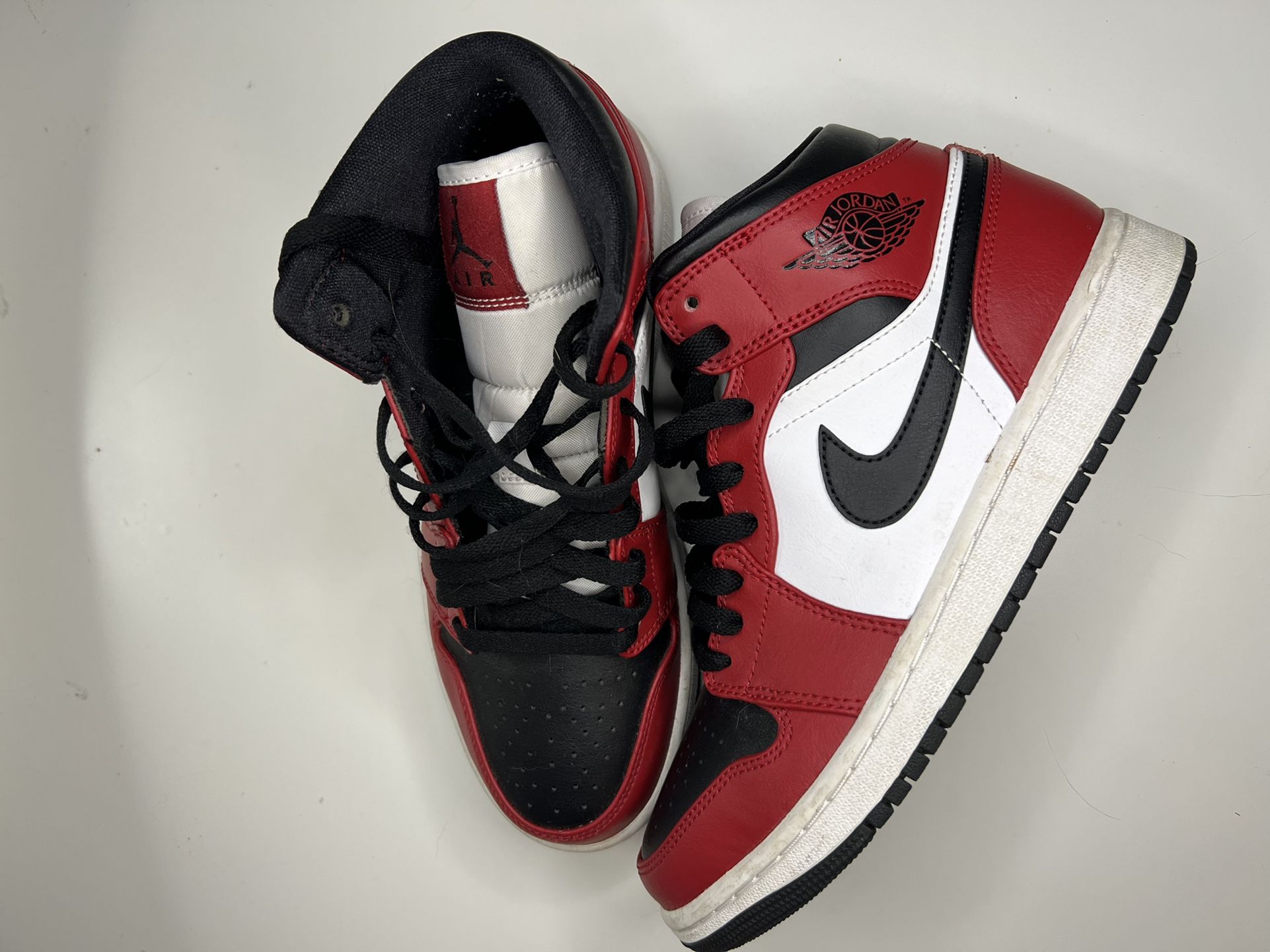 Air Jordan Mid 'Chicago Black Toe'