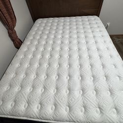 Beautiful Queen Bed Frame With Mattress 