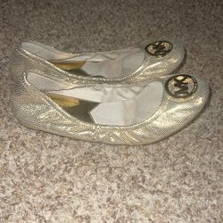 Michael Kors gold ballet flats size 8. These run small more like 7.5 the inside soles are lifting but still connected 