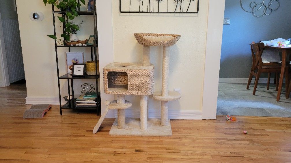 Cat Tree / Scratching Post / Cat Furniture