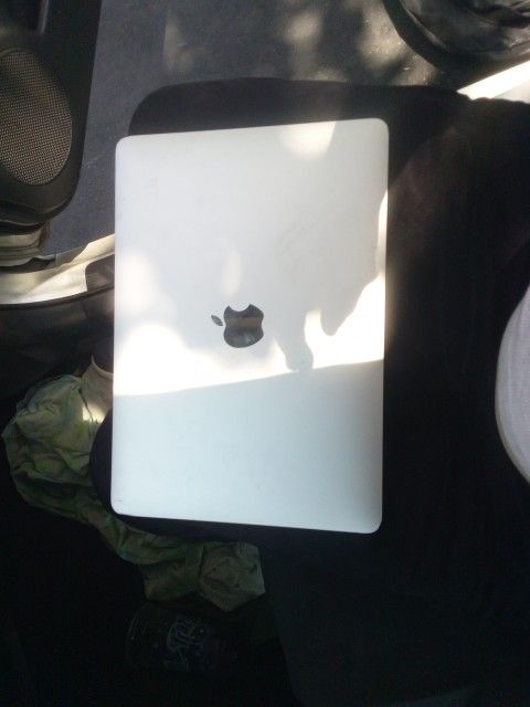 APPLE MACBOOK