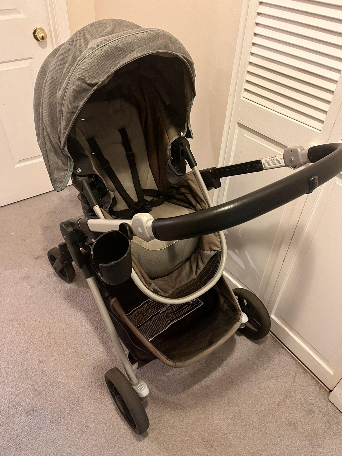 Graco Stroller, car seat ๐บ with two bases for car seat , bassinet. Selling for $200 cash only. Cross posted