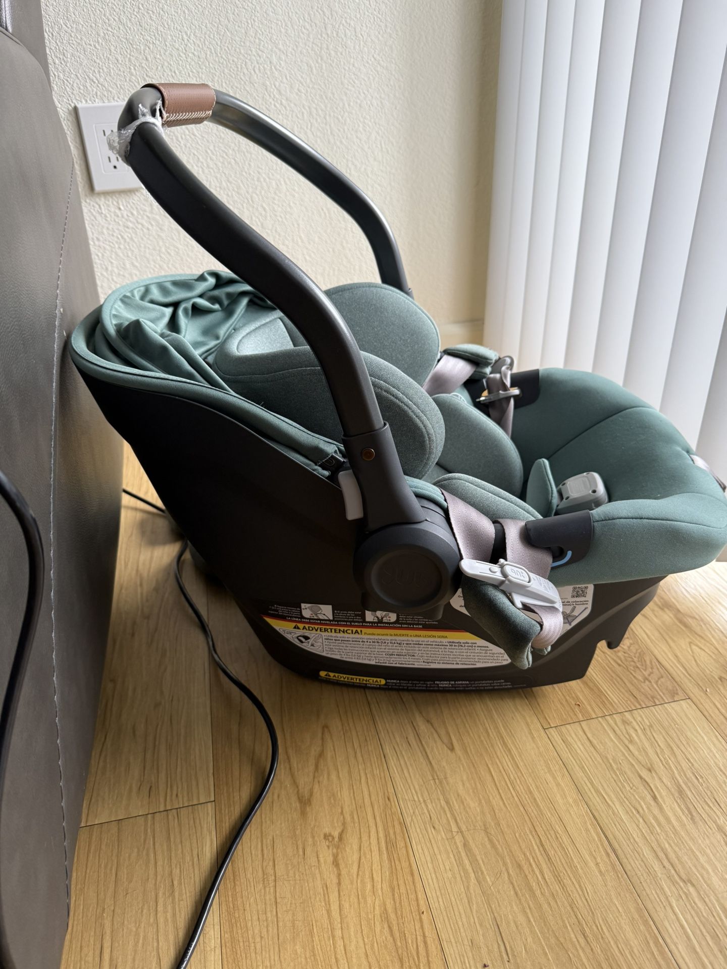 UPPAbaby Aria Lightweight Infant Car Seat/Just Under 6 lbs for Easy Portability/Base with Load Leg + Infant Insert Included/