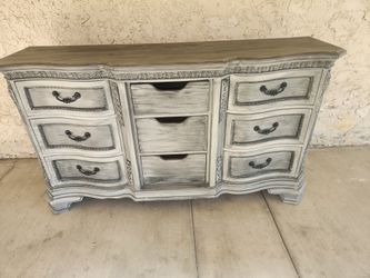 Beautiful Vintage 9 Drawer Dresser 