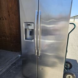 GE Profile Series  28.2 CU.FT Side By Side Refrigerator 