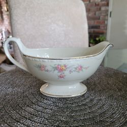 Georgian Eggshell Homer Laughin Gravy Boat. B51N5