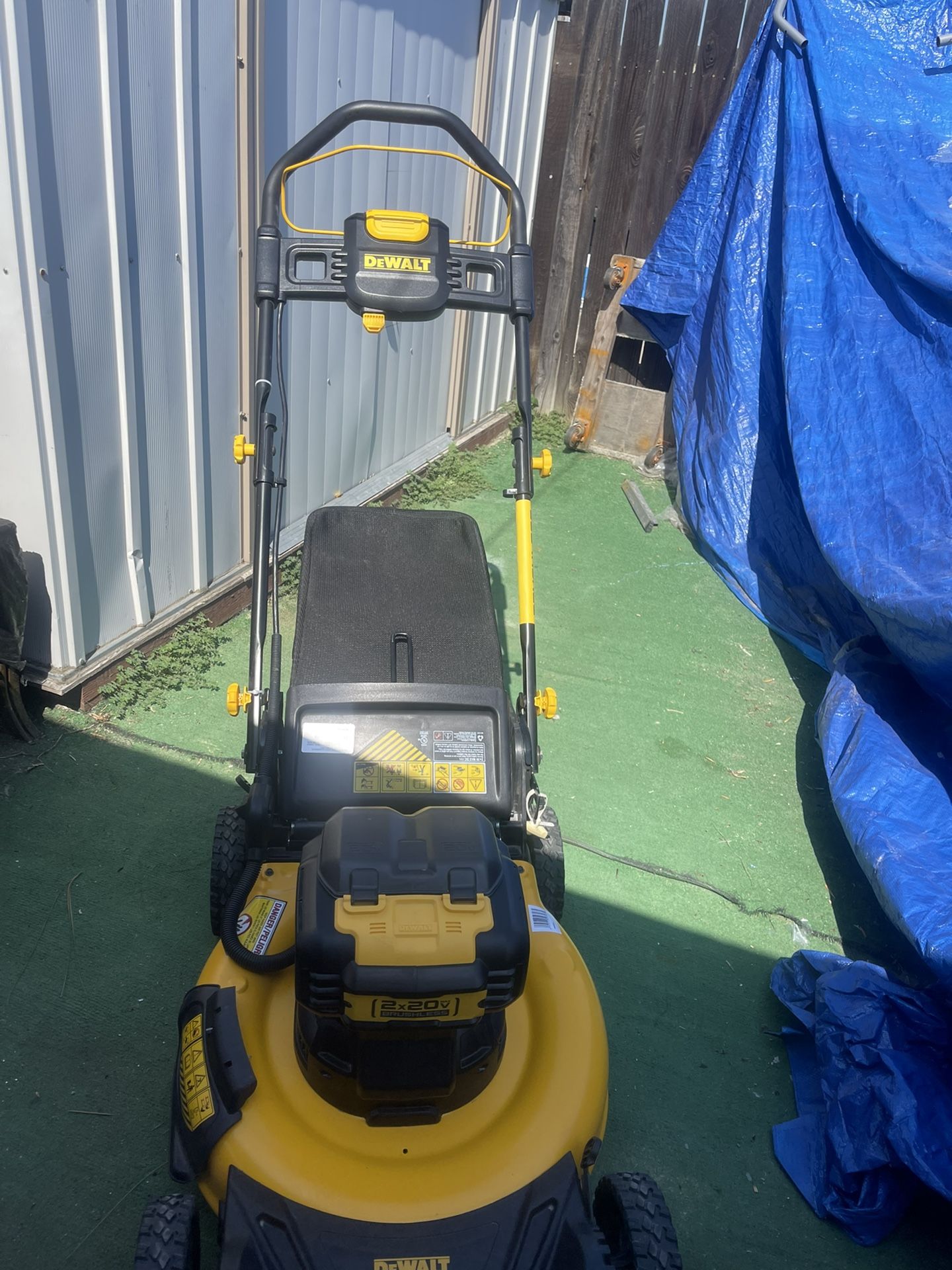 DEWALT 20V MAX 21.5 in. Electric Battery Powered Walk Behind Push Lawn Mower(tool Only)