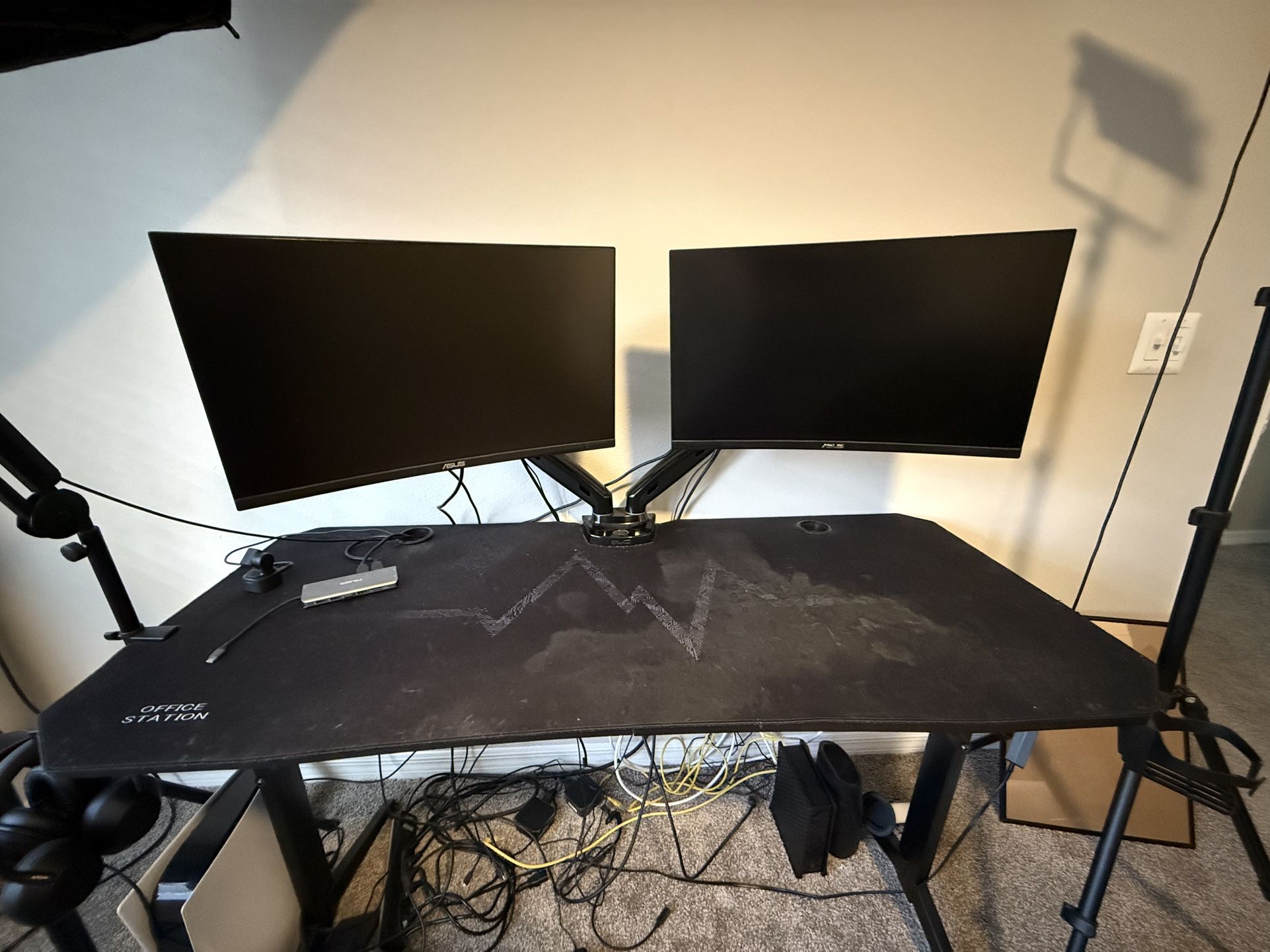 Asus Monitors Arm And Desk