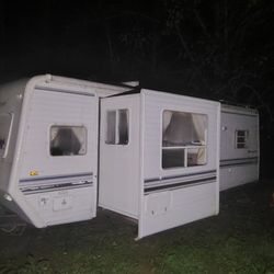 1999 Sunny Brook 26' Travel Trailer w/Pop-Out - Excellent Condition