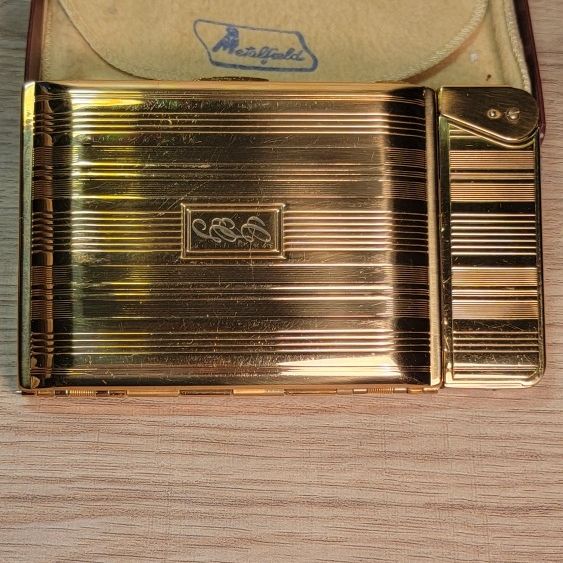 all white cigarettes brand A pack of White House cigarettes, a brand known for its tobacco products.  This packaging represents the brand's vintage design and market positioning  in the tobacco industry Stock Photo