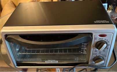 Clean and barely used Black & Decker Toaster Oven