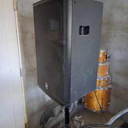 2 Yamaha DHR15 PA Speakers